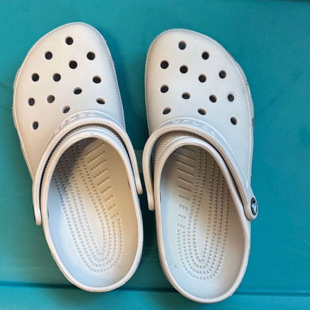 Crocs light grey women’s 8 men’s 6
